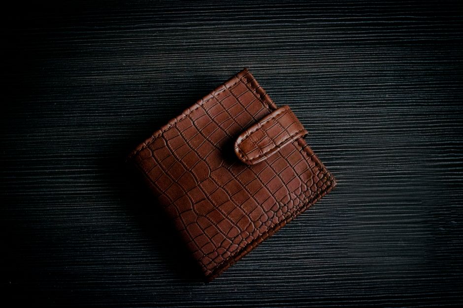 テクスチャのある茶色の本革財布