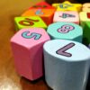 GENIの知育玩具を贈る様子