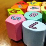 GENIの知育玩具を贈る様子