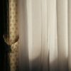 遮熱カーテンのある窓辺