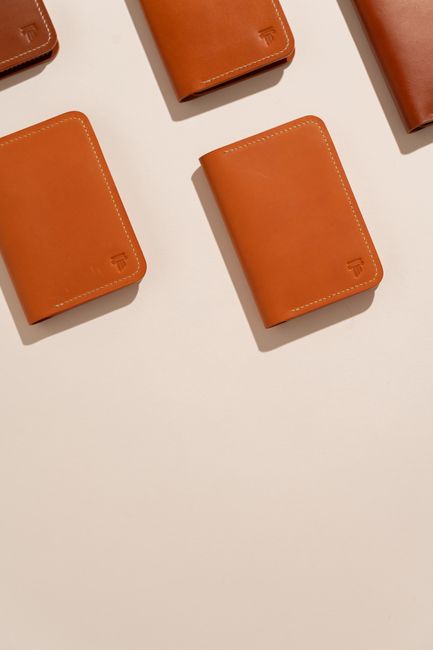 クリーム背景に並んだ高級本革財布