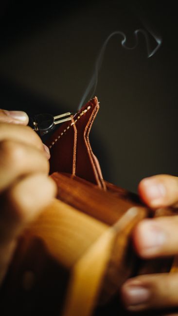 職人が革財布を手作りする様子