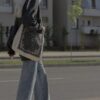 軽量バッグを持って歩く様子