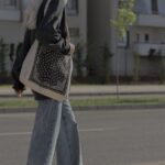 軽量バッグを持って歩く様子