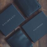 木の台に並んだ黒い本革財布