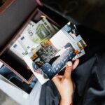 思い出の品をリメイクする様子