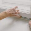 カーテンのサイズを測る様子