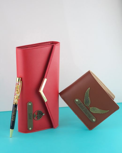 ゴールドの金具がついた赤い財布