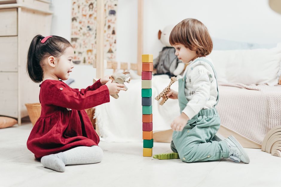 夏休みに知育遊びをする子ども