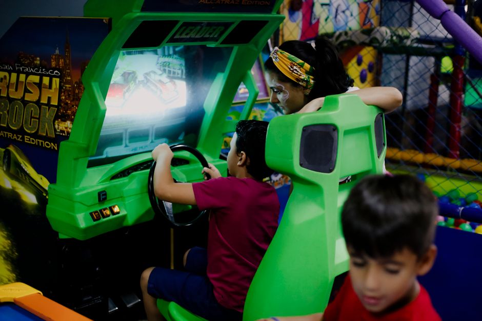 夏休みに知育遊びをする子ども