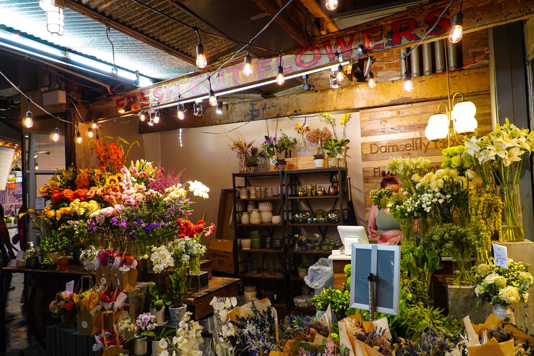 花で埋め尽くされた花屋の店内