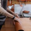 革に道具を当てて加工している職人の手元