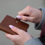 手に持って開いた茶色い本革財布