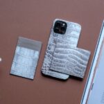 型押しレザーのカードケースとスマートフォンを並べた様子