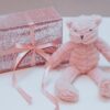 ピンクの包装紙とリボンを添えたテディベア