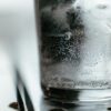 氷入りのグラスに注がれた炭酸水の気泡