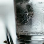 氷入りのグラスに注がれた炭酸水の気泡
