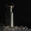 氷とともに置かれたステンレス製の真空断熱ボトル