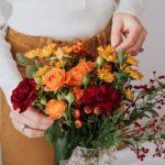 色鮮やかな花束を抱える女性