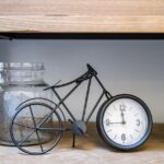 棚に飾った自転車の置物と置き時計などのデザイン雑貨