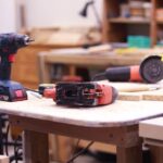作業台に工具を並べたDIYの作業場