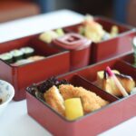 おかずを詰めた二段の弁当箱