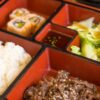 おかずを詰めた仕切り付きのお弁当箱