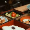 おかずを彩りよく詰めた弁当の詰め合わせ