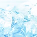 ブロック状に凍った透明な氷の塊のクローズアップ