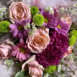 バラと菊をまとめた花束