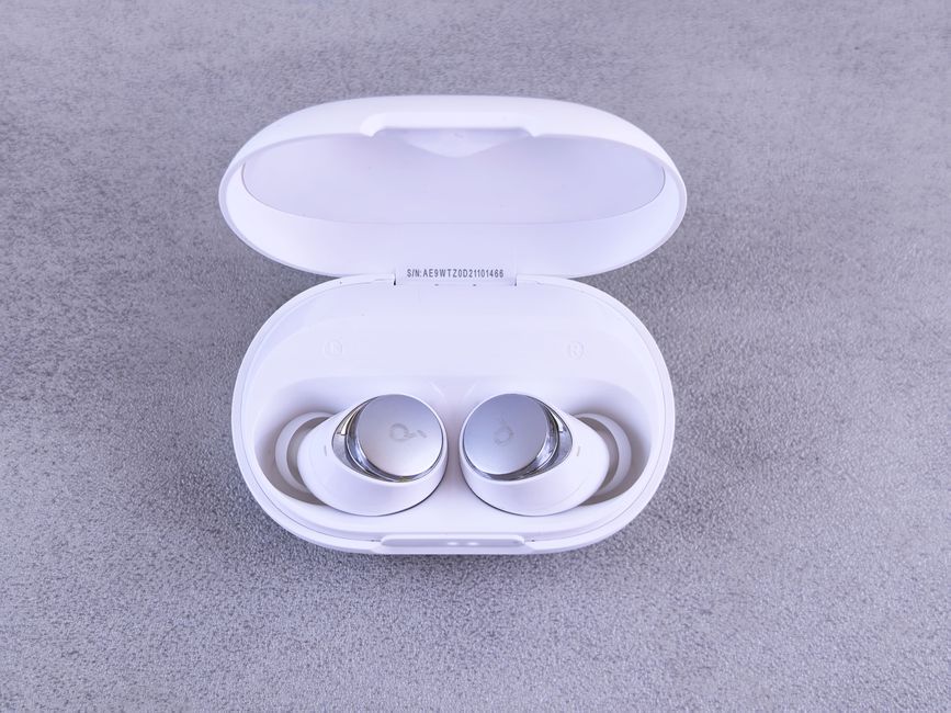 白いワイヤレスイヤホンが収まった充電ケース