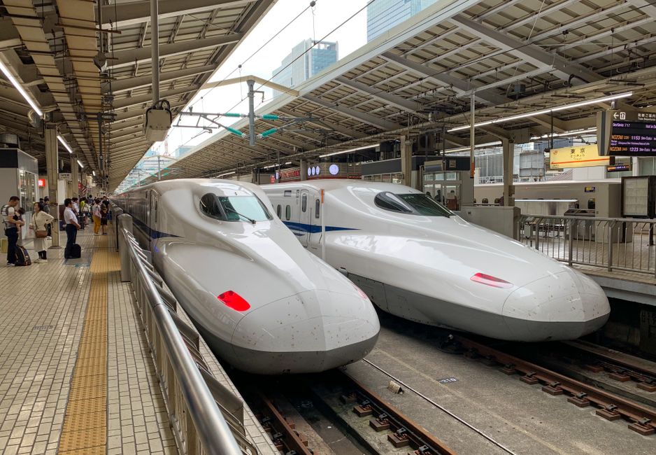 2台の新幹線が並んでホームに停車している様子