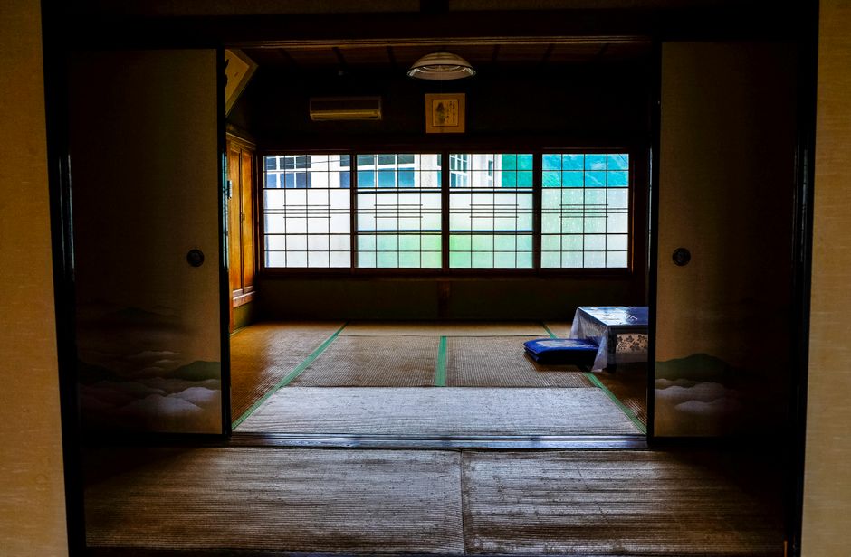 和室の宿泊施設の畳の部屋と障子の入口