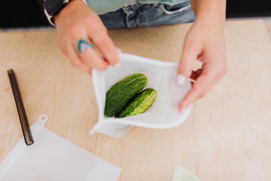 フラットな状態のシリコーン保存バッグに野菜を入れる様子
