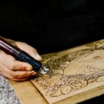 職人が革にオリジナル柄を彫刻している様子