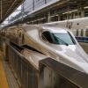 新幹線のぞみ号の先頭車両がホームに停車している様子