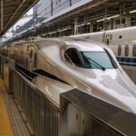 新幹線のぞみ号の先頭車両がホームに停車している様子