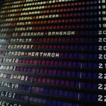 空港の出発案内板に表示される世界各都市のフライト情報