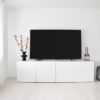 白い壁の部屋に置いた白いテレビボードと大型テレビ