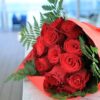 赤い包装紙で包んだ真っ赤なバラの花束
