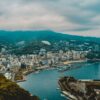 静岡県熱海市の海沿いの街並みと港を山の上から見渡した風景