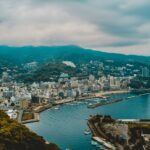 静岡県熱海市の海沿いの街並みと港を山の上から見渡した風景