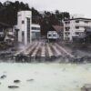 群馬県草津温泉のシンボル「湯畑」から湯気が立ちのぼる風景