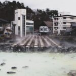 群馬県草津温泉のシンボル「湯畑」から湯気が立ちのぼる風景