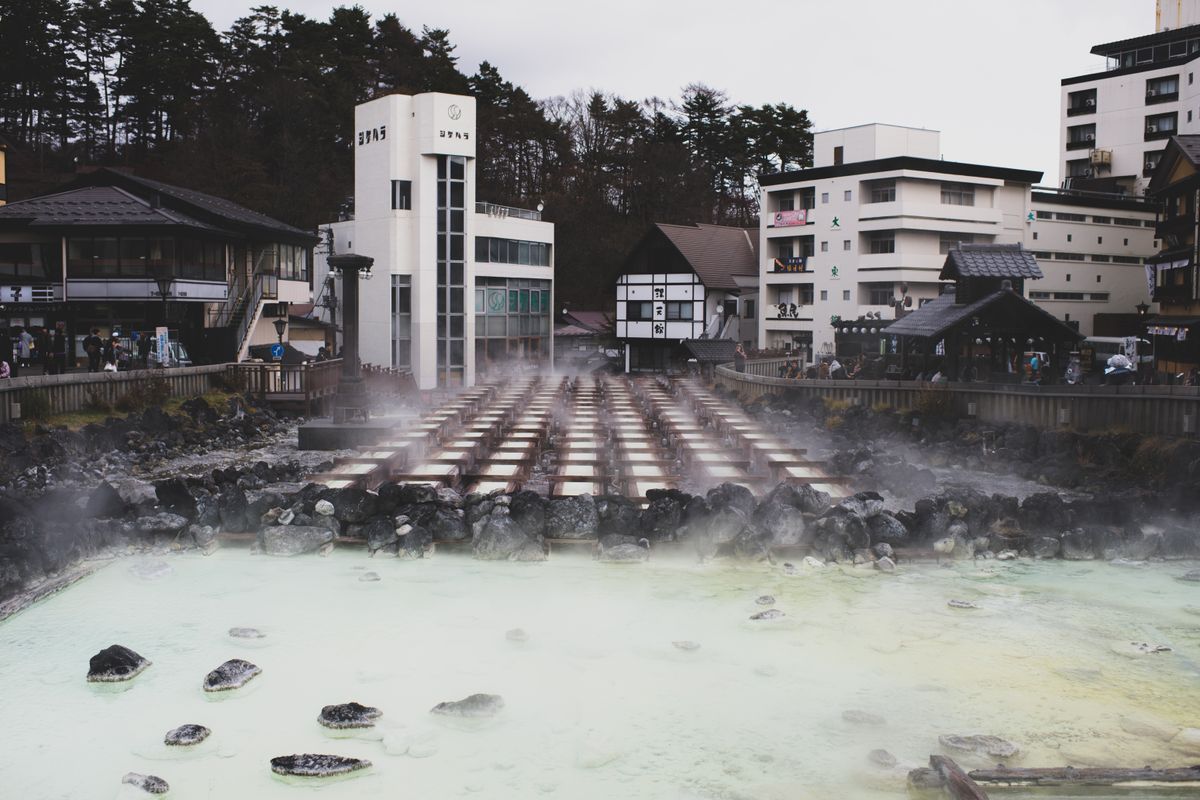 群馬県草津温泉のシンボル「湯畑」から湯気が立ちのぼる風景