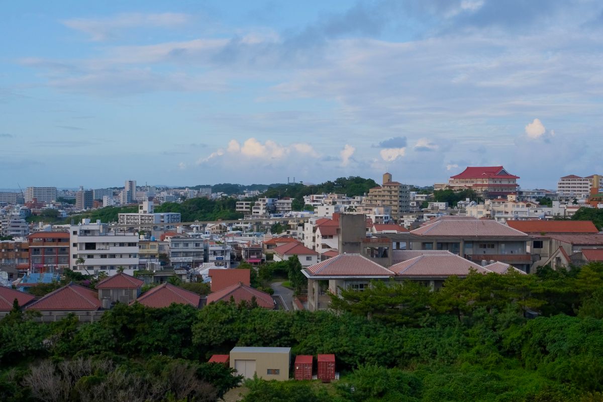 沖縄県那覇市の赤瓦屋根が並ぶ街並み