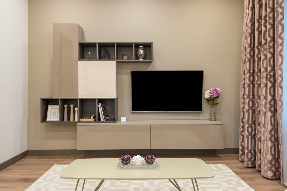 壁面収納の棚と一体になったテレビボードがあるリビング